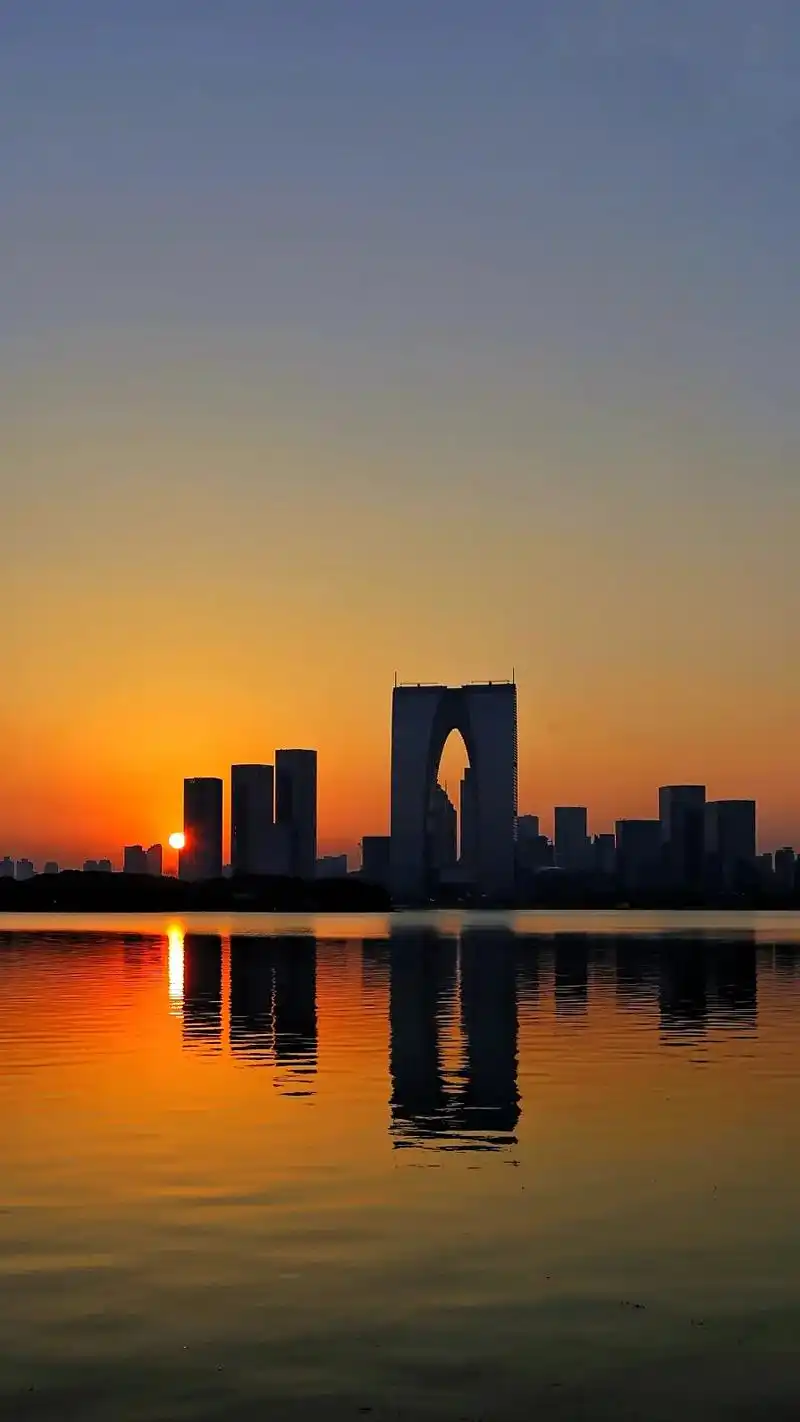 圣诞落日 .圣诞节的傍晚来到金鸡湖畔,隔湖观望夕阳西下,一轮 - 抖音