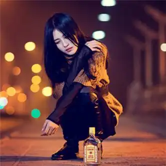 女生伤感喝酒头像图片高清深夜街头买醉的女生头像图片