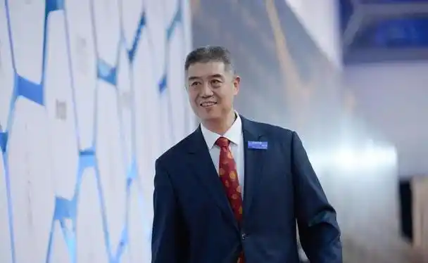 篮球场上的伤病总是让球员和球迷们感到不安和揪心,而深圳男篮球员