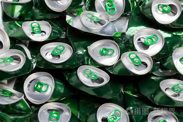 皱巴巴的啤酒罐