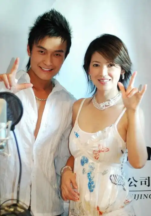 而陈明真一直以来,都给人很清纯的印象,牛仔裤,衬衫,又直又黑的头发