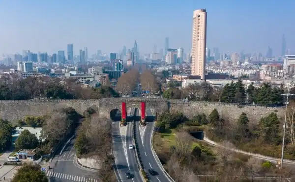 这是2月3日拍摄的南京中山门(无人机照片).