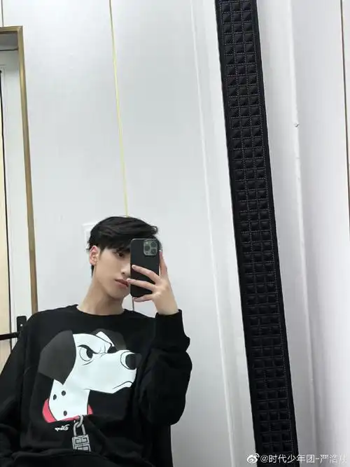 严浩翔对镜三宫格自拍##严浩翔新自拍