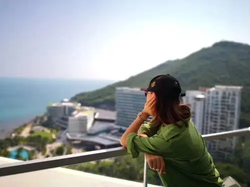 倚着窗,眺望远方,身影倾长,我举起相机,从你身后,拍下这美丽的日光.