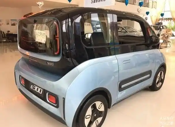 90后美女喜提新宝骏e300:颜值与智能兼顾,顶配落地才9