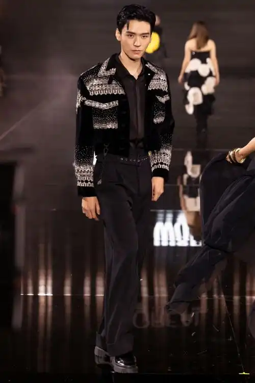 穿着julien fournie 2023秋冬高定服饰走秀,变身"男模"把帅气绽放到