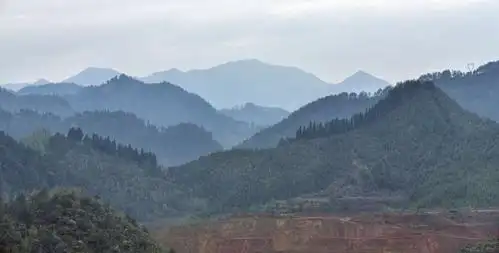 层峦叠嶂的群山.