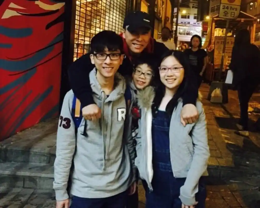 原创甄子丹同父异母三儿女罕见同框与前妻生的大儿子颜值最高