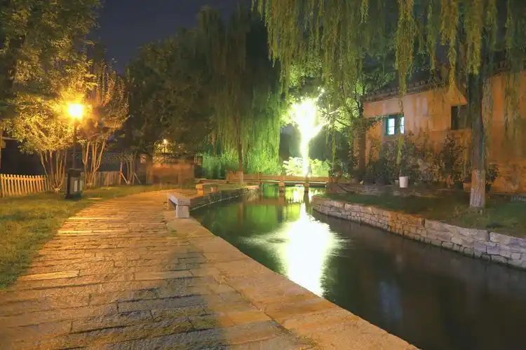 公园,由于疫情封闭了几个月,现在开始接待游人了,盛夏的夜晚是个乘凉