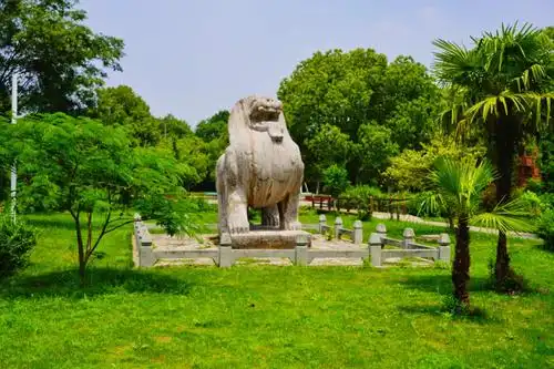 南京栖霞区南朝梁鄱阳忠烈王萧恢墓石刻组照.