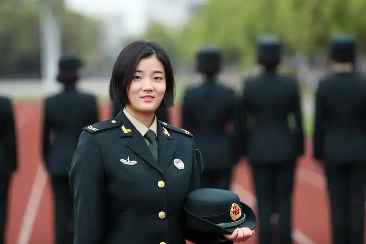 军营春景# 走下训练场的火箭女兵,原来是这样!