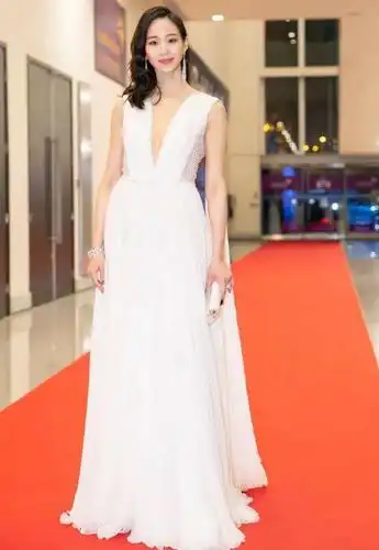 张钧甯红毯深v礼服亮相, 无修图油光满面, 网友: 仙女跌下神坛