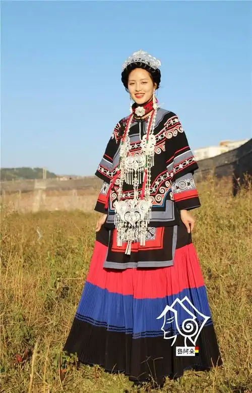 阿朵凉山彝族服装套装浅蓝色棉麻手工刺绣复古民族服装阿朵凉山彝族