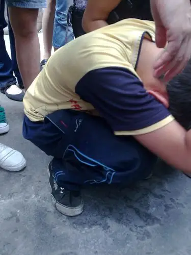 遵义无良女城管 扁担挥向少年头