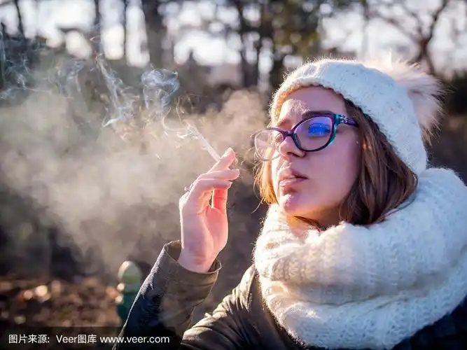 迷人的女孩在户外吸烟,吐出香烟烟雾