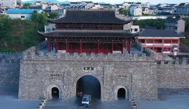 旧州镇隶属于贵州省黄平县,位于黄平县西北部,其历史可追溯到春秋战国