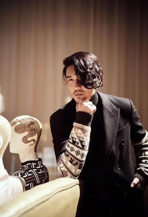 原创50岁胡兵穿厨师装帅气逼人身材健硕挺拔模特界美男毫无油腻感