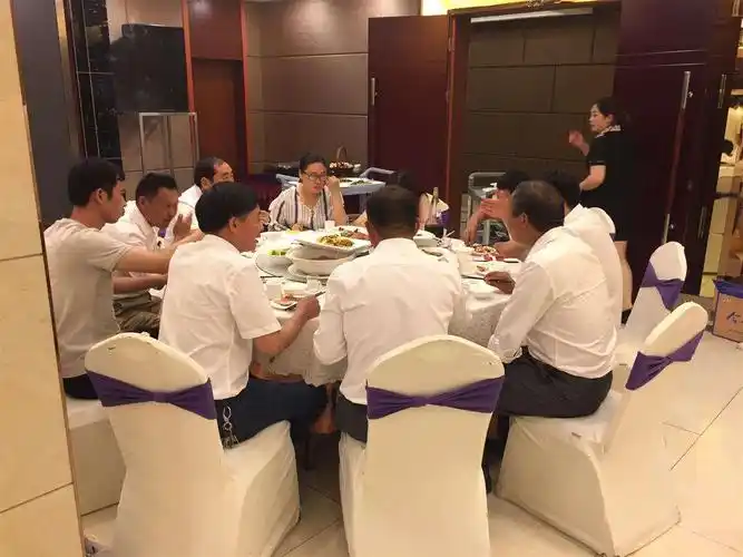 公司聚会,小伙说自己不在乎工资,领导脸色马上变了