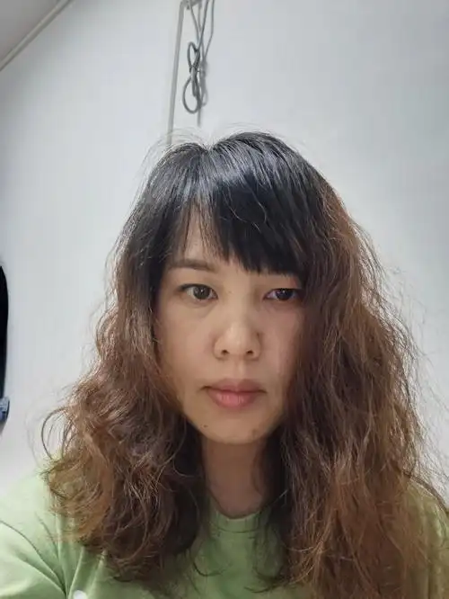 刚满43岁的老阿姨,华为前置纯素颜,平时早晚润肤露,出门涂个96