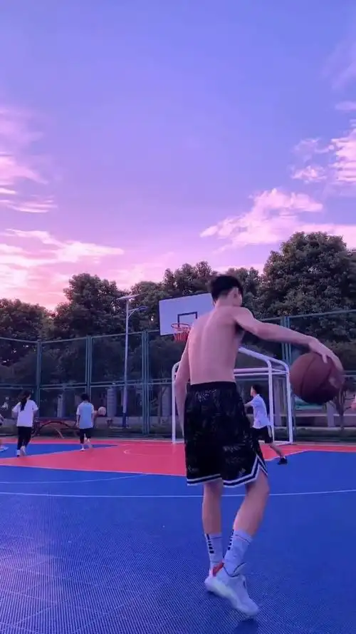 太喜欢会打篮球的男孩子了,非常的阳光帅气