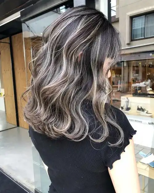 中长发线条感挑染头发图片