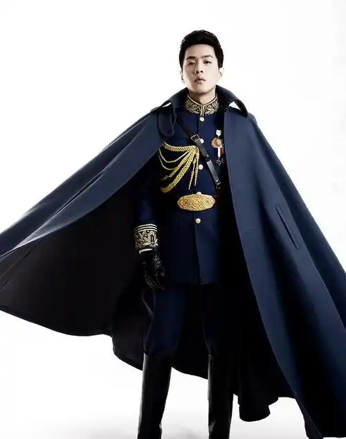 身材挺拔,长相帅气的陈伟霆穿上军阀装简直气场两米八,随便出场都是