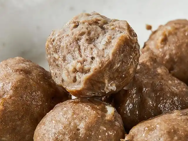 吃起来口感会更韧劲弹口,还会爆出肉汁,唇齿回味. 一颗好的牛肉丸