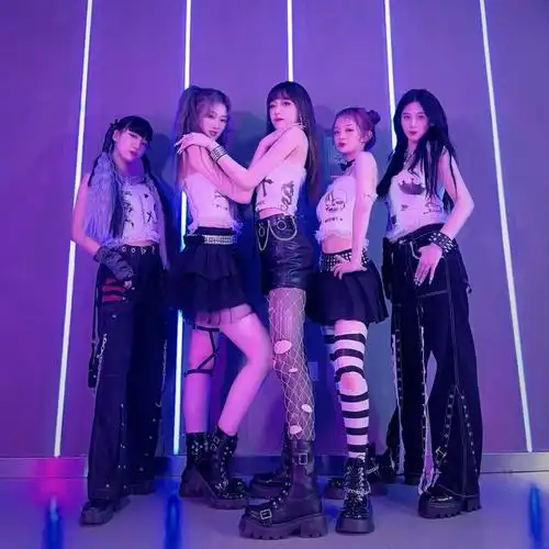 小小发一个预告上衣是我们自己缝花边 剪图纸 买喷漆做的除了身高都