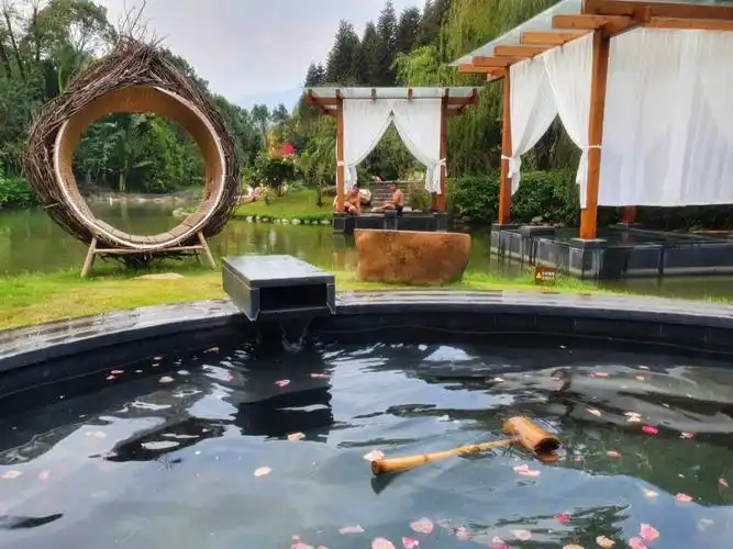 入秋来半月山泡温泉罗