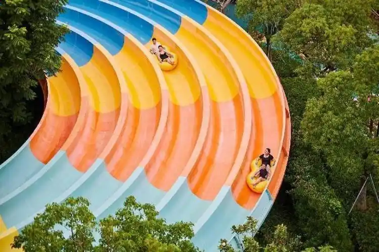 苏州湾梦幻水世界深受游客喜爱的诸多水上项目,"圣玛丽冒险岛","冲入