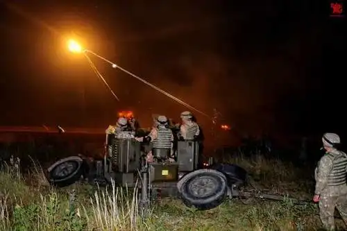 夜间高炮集火射击相当炫目