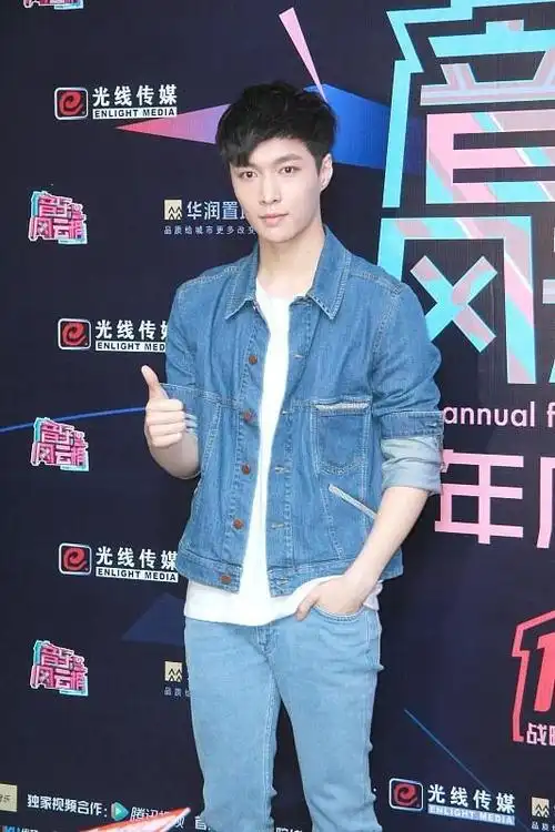 张艺兴衬衫叠穿背心,依旧帅气难挡|t恤|牛仔裤|白衬衫|西装裤_网易