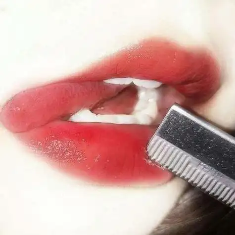 嘴唇部位女头悲喜自渡他人难悟女生头像