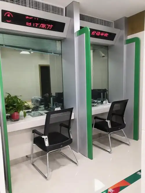 在这么干净的柜台前办理业务,还能呼吸植物分解出的氧气外带一丝