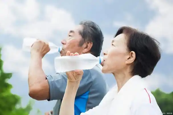 苏大爷每天早上都会空腹喝上一大杯凉水,有时昨晚泡的茶他也会在第二