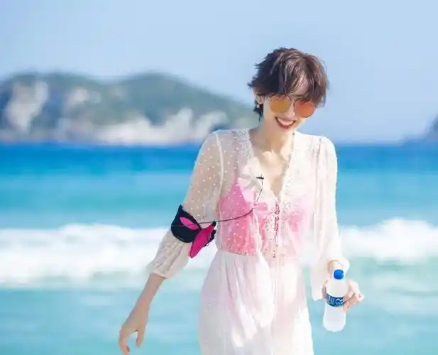 古力娜扎泳衣戏水,看了后背暴露内心真实想法,原来这么"闷骚"