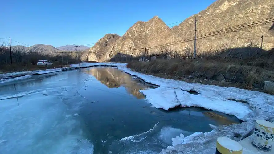 冰雪消融的河流