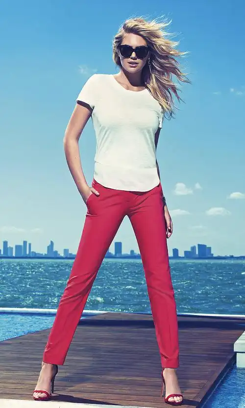 当红模特凯特阿普顿kateupton为guess拍摄最新广告