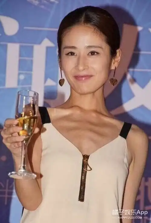 妹纸你都瘦到不仅没有胸,而且都快成皮包骨啦!