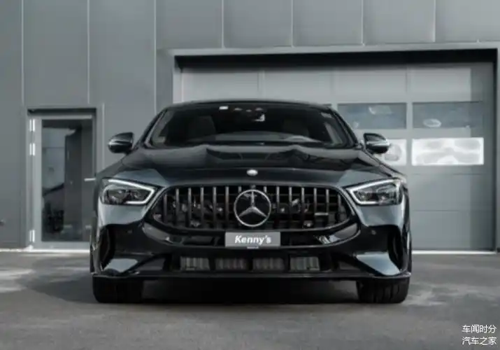 前脸部分,新款梅赛德斯-amg gt四门版采用了黑武士风格的设计,让整个