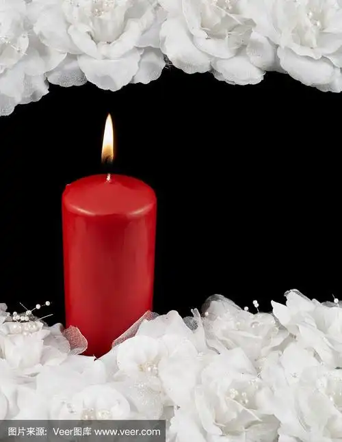 悼念蜡烛和玫瑰组成