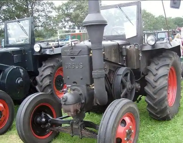 在上世纪五十年代,我国的工业化进程刚刚开始,拖拉机作为一个稀缺的