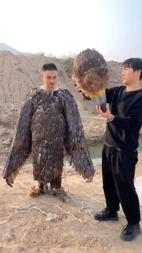 雕兄来啦,这身衣服有没有很气派.