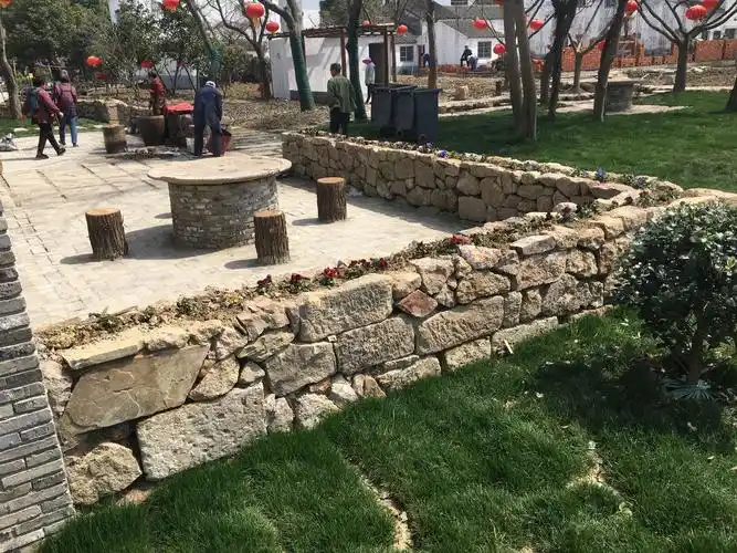 矮石墙施工水平较低,缺乏美观性