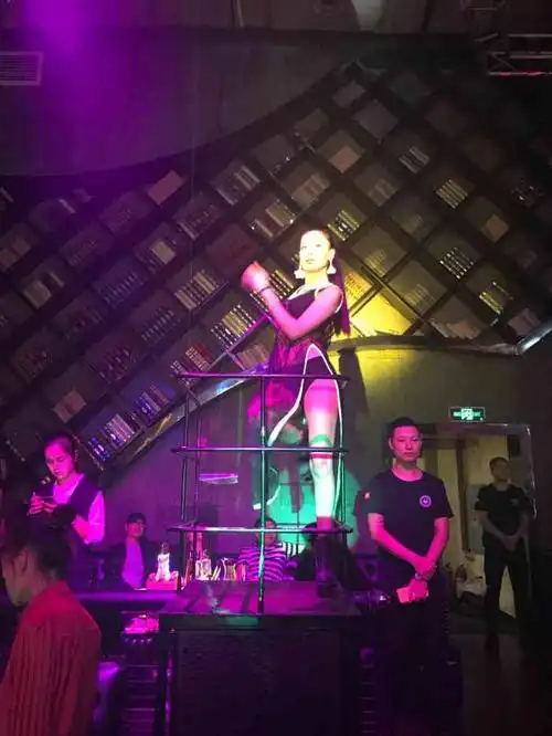 天池酒吧-"这里很热闹,是郴州一家新开的酒吧,就在妙.