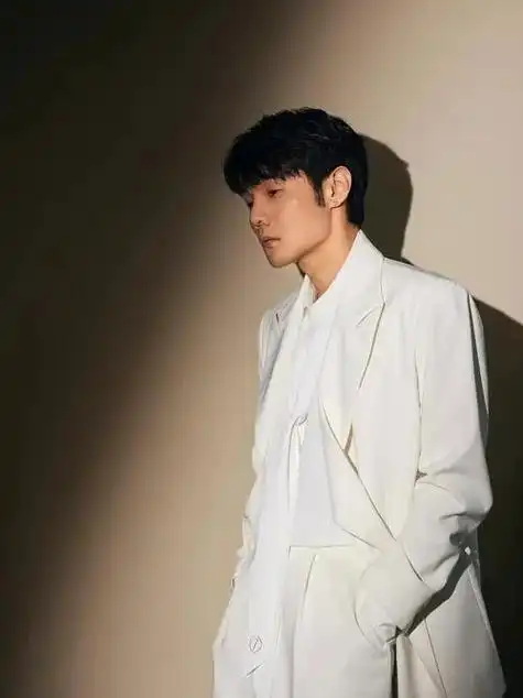 《老街》这首歌唱的就是我们记忆里的那条街,歌手李荣浩作词,作曲并倾