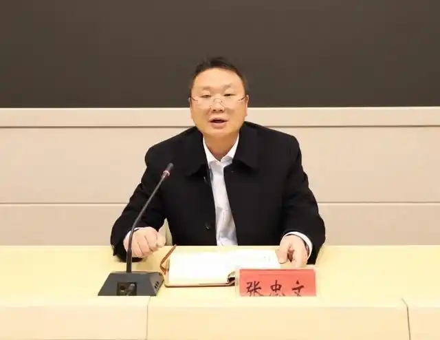 张忠文在麒麟区分会场参加云南省疫情防控视频会议