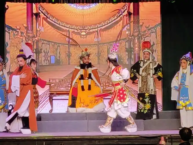 宁波弘艺越剧团在平阳县山门镇西山村演出《双枪陆文龙》