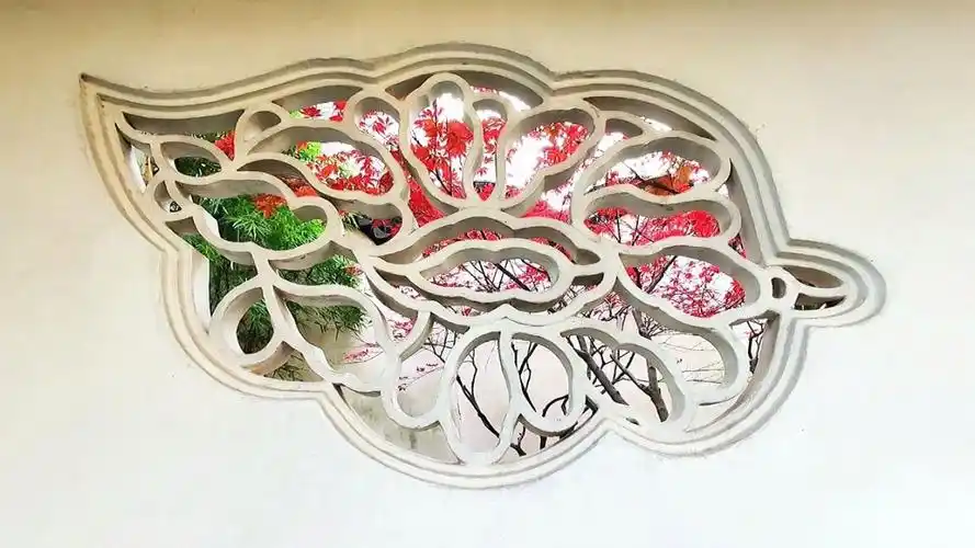 沧浪亭漏窗与红枫为朋,漏窗与蜡梅为友.