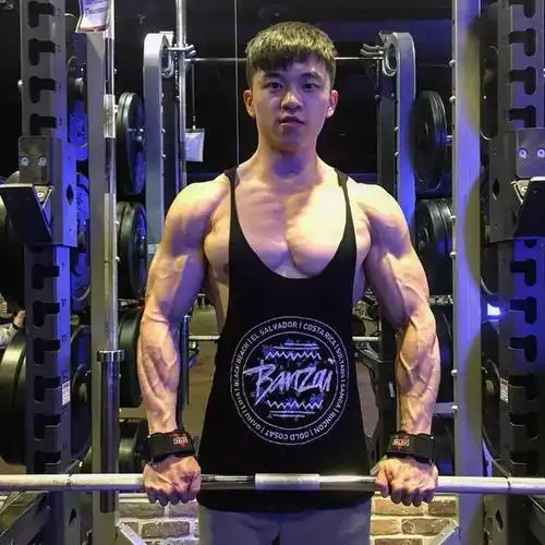 这位硕壮的小哥名叫叶崇永,英文名叫"rocky",今年23岁,网友们都亲切的